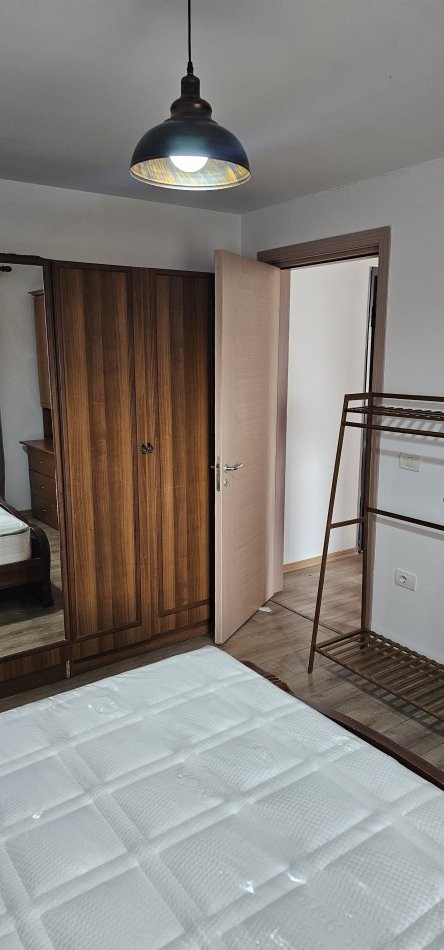 Tirane, jap me qera apartament 1+1+Ballkon Kati 5, pa ashensor, 58 m² 45000 ALL (Rruga Sitki Cico, perball maternitetit te ri tek brrylli). Preferohen me shume cifte.