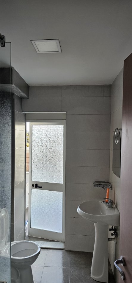 Tirane, jap me qera apartament 1+1+Ballkon Kati 5, pa ashensor, 58 m² 45000 ALL (Rruga Sitki Cico, perball maternitetit te ri tek brrylli). Preferohen me shume cifte.