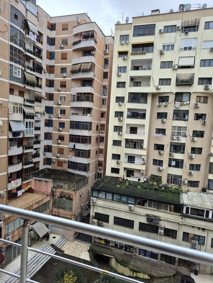 Tirane, jepet me qera apartament 1+1+Ballkon Kati 4, 72 m² 600 € (Rruga Reshit Petrela)