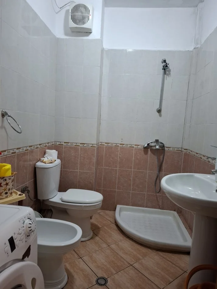 Tirane, jepet me qera apartament 2+1+Ballkon Kati 4, 400 € (Prane Bar Rosini, Astir)