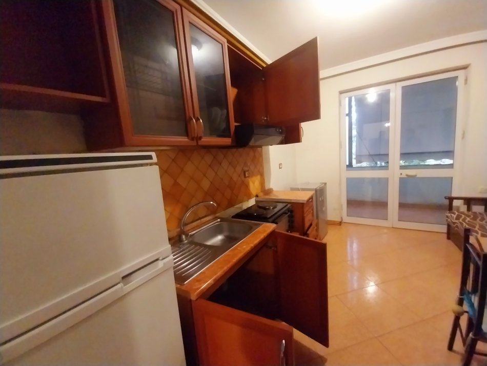 Tirane, jepet me qera apartament 1+1+Aneks+Ballkon Kati 4, 57 m² 410 € (Blv Gjergj Fishta Qëndër)