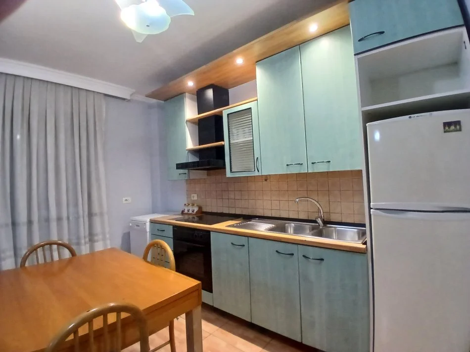 Tirane, jepet me qera apartament 2+1+Ballkon Kati 4, 120 m² 630 € (Rruga e kavajes)