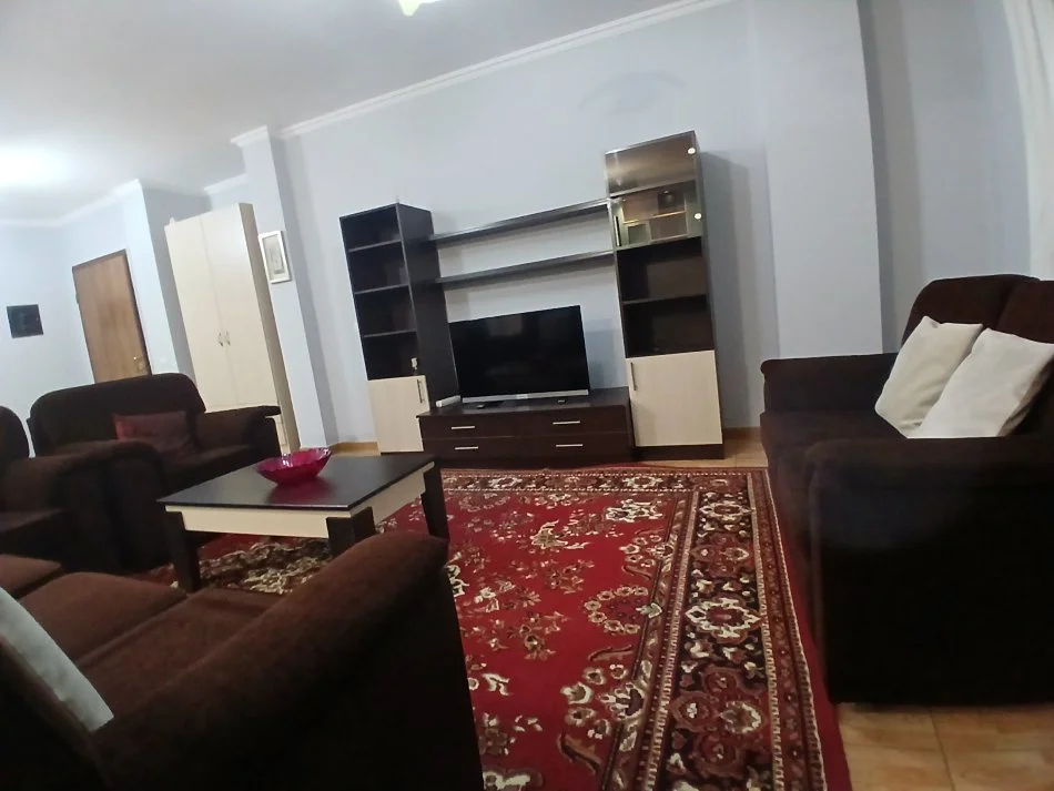 Tirane, jepet me qera apartament 2+1+Ballkon Kati 4, 120 m² 630 € (Rruga e kavajes)