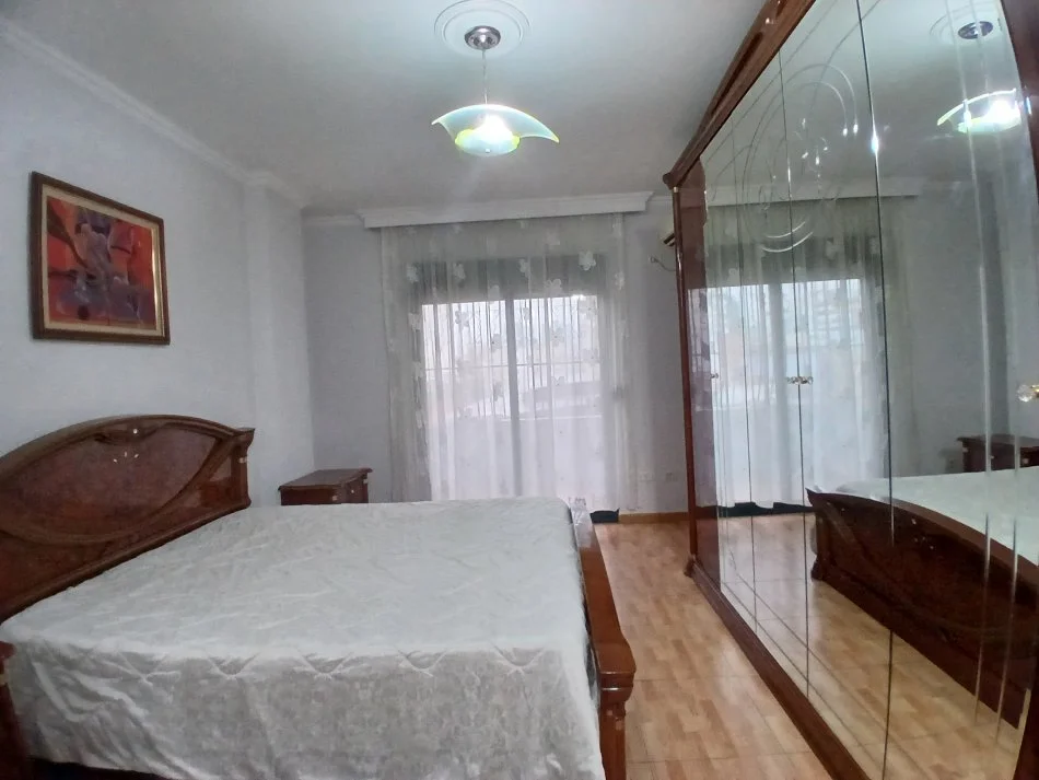 Tirane, jepet me qera apartament 2+1+Ballkon Kati 4, 120 m² 630 € (Rruga e kavajes)