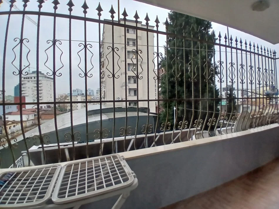 Tirane, jepet me qera apartament 2+1+Ballkon Kati 4, 120 m² 630 € (Rruga e kavajes)
