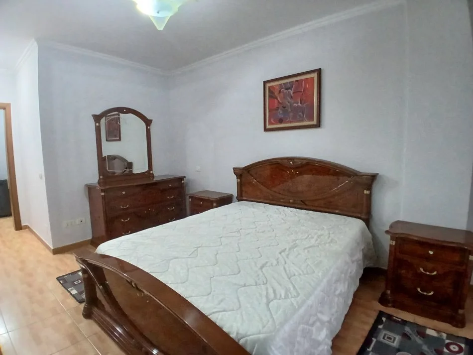 Tirane, jepet me qera apartament 2+1+Ballkon Kati 4, 120 m² 630 € (Rruga e kavajes)