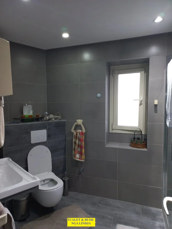 Tirane, Me Qera Apartament i rinovua, kururar, kompletuar e mobiluar, tip 1+1, me ballkon, kati 3, sip. 55m², pallat ekzistues 6-kate, tulle e kuqe plote, Qera 500€/muaj, pranë rr. Elbasanit /60m nga Ura/ Lana, fillimi i rrugë Elbasanit, ish-trikotazhi / dega thesarit Tiranë