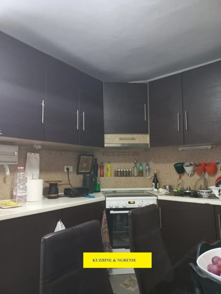 Tirane, Me Qera Apartament i rinovua, kururar, kompletuar e mobiluar, tip 1+1, me ballkon, kati 3, sip. 55m², pallat ekzistues 6-kate, tulle e kuqe plote, Qera 500€/muaj, pranë rr. Elbasanit /60m nga Ura/ Lana, fillimi i rrugë Elbasanit, ish-trikotazhi / dega thesarit Tiranë