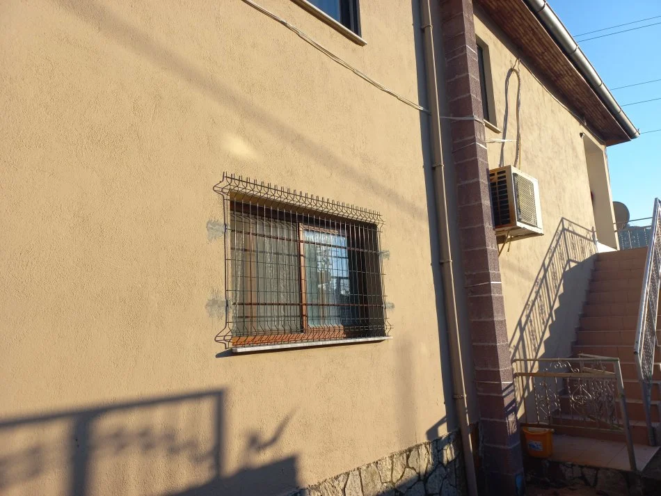 Tirane-Mullet, Me Qera Apart/komplet kati 2-të, mobiluar, në Vilë/Ndërtes me 2-kate, zonë e qetë, pastërt, panoramike, sip.kati 144m², tip 3+1, me 2-banjo, qera 500€/muaj, në Mullet prane rezervave shtetit, kodra me pisha, ura këmbësore/pasarel për Petrelë/Zip-line, 10km(15min autovetur) nga Tirana