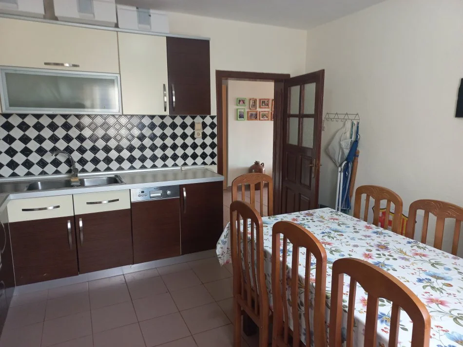 Tirane-Mullet, Me Qera Apart/komplet kati 2-të, mobiluar, në Vilë/Ndërtes me 2-kate, zonë e qetë, pastërt, panoramike, sip.kati 144m², tip 3+1, me 2-banjo, qera 500€/muaj, në Mullet prane rezervave shtetit, kodra me pisha, ura këmbësore/pasarel për Petrelë/Zip-line, 10km(15min autovetur) nga Tirana