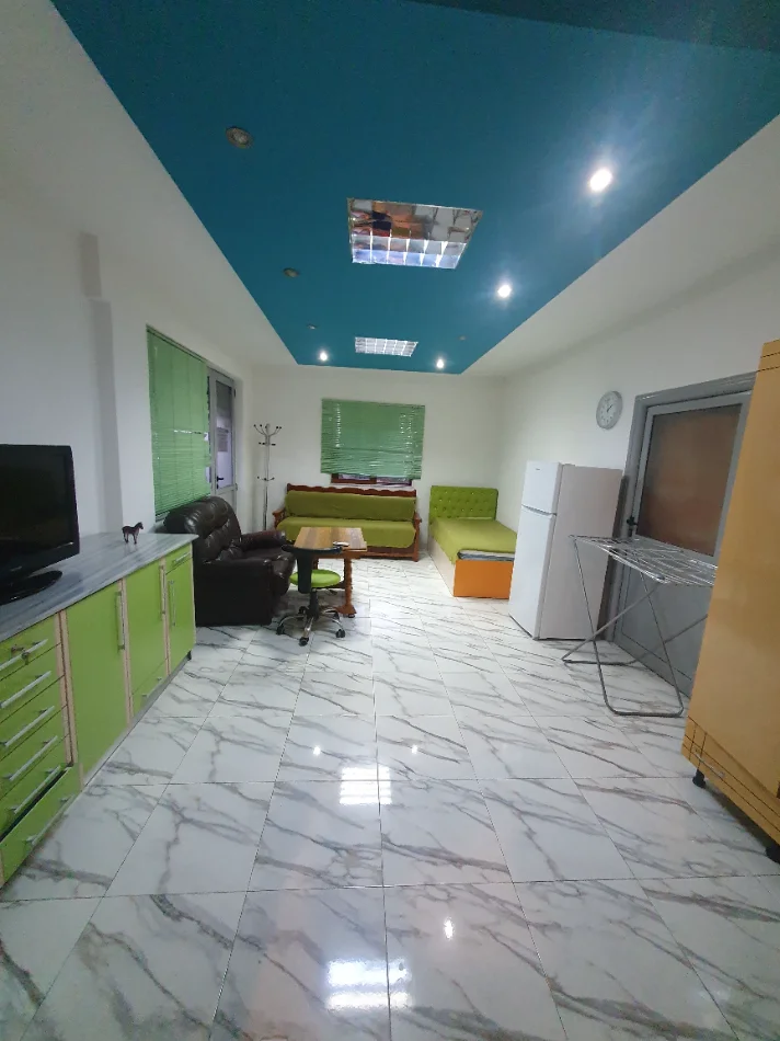 Jepet me qera 250 mije lek  nga Pronari, pa-komision garsonier 1+1 , 40 m² 270 € (Rruga Migjeni)