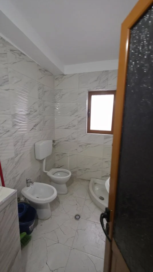 Lushnje, shitet apartament 1+1 Kati 5, 53 m² 