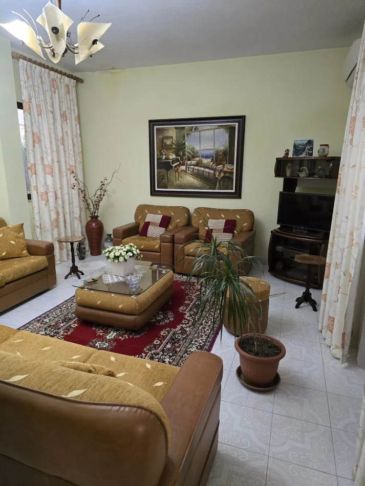 EKSKLUZIVE!TIRANË:SHITET SHTËPI 2 KATËSHE,FORMA 2+1+Ballkon,SIPERFAQE NDERTIMI 277 m²,TOKË 820 M2,ÇMIMI 560.000 € (RESTORANT FRESKU,RRUGA MUHAMET DELIU)