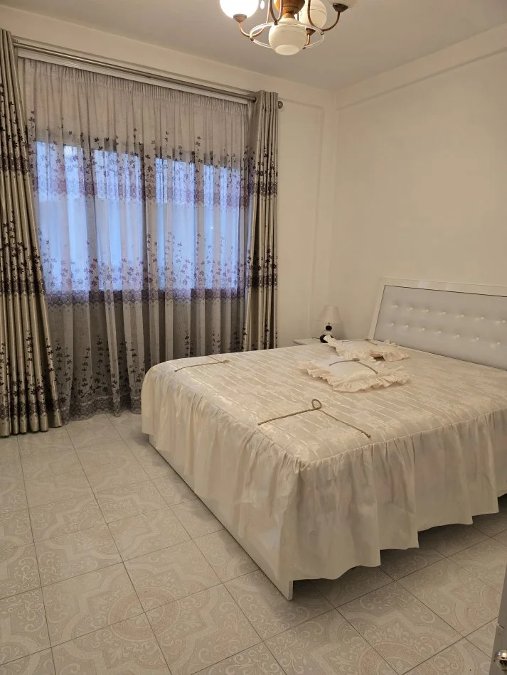 EKSKLUZIVE!TIRANË:SHITET SHTËPI 2 KATËSHE,FORMA 2+1+Ballkon,SIPERFAQE NDERTIMI 277 m²,TOKË 820 M2,ÇMIMI 560.000 € (RESTORANT FRESKU,RRUGA MUHAMET DELIU)