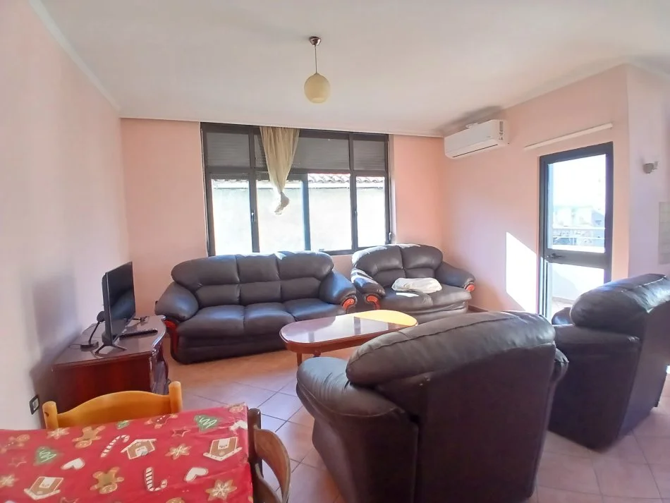 Tirane, jepet me qera apartament 2+1+Ballkon Kati 4, 100 m² 500 € (Zogu I zi)