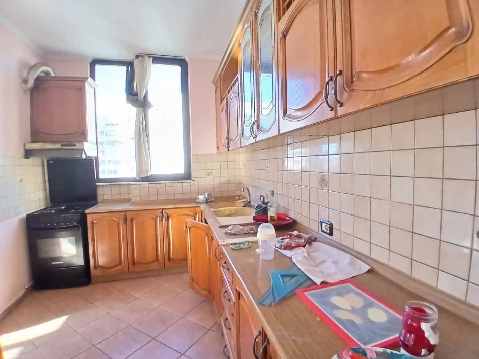 Tirane, jepet me qera apartament 2+1+Ballkon Kati 4, 100 m² 500 € (Zogu I zi)