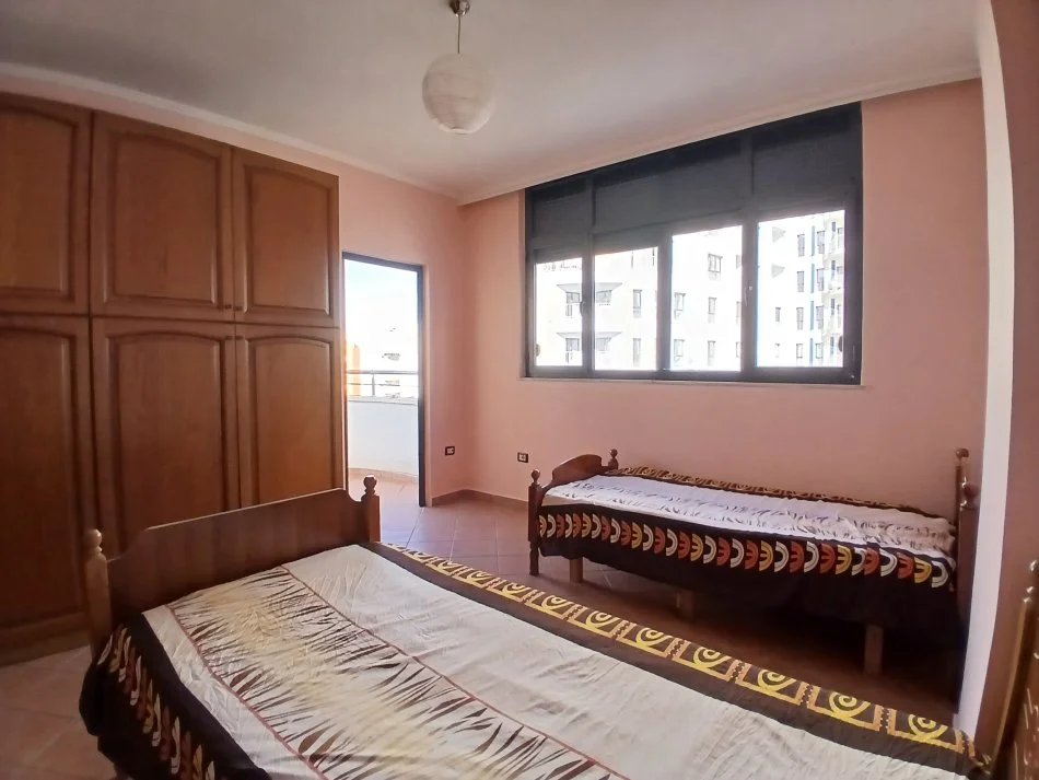 Tirane, jepet me qera apartament 2+1+Ballkon Kati 4, 100 m² 500 € (Zogu I zi)