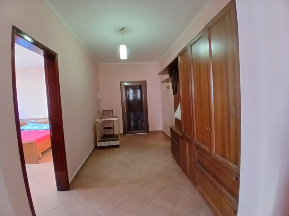 Tirane, jepet me qera apartament 2+1+Ballkon Kati 4, 100 m² 500 € (Zogu I zi)