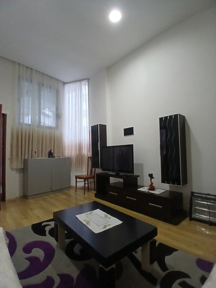 Tirane, jepet me qera apartament 1+1 Kati 1, 48 m² 350 € (Rruga e Teleferikut ( shkolla " Luan Hajdaraga " ))