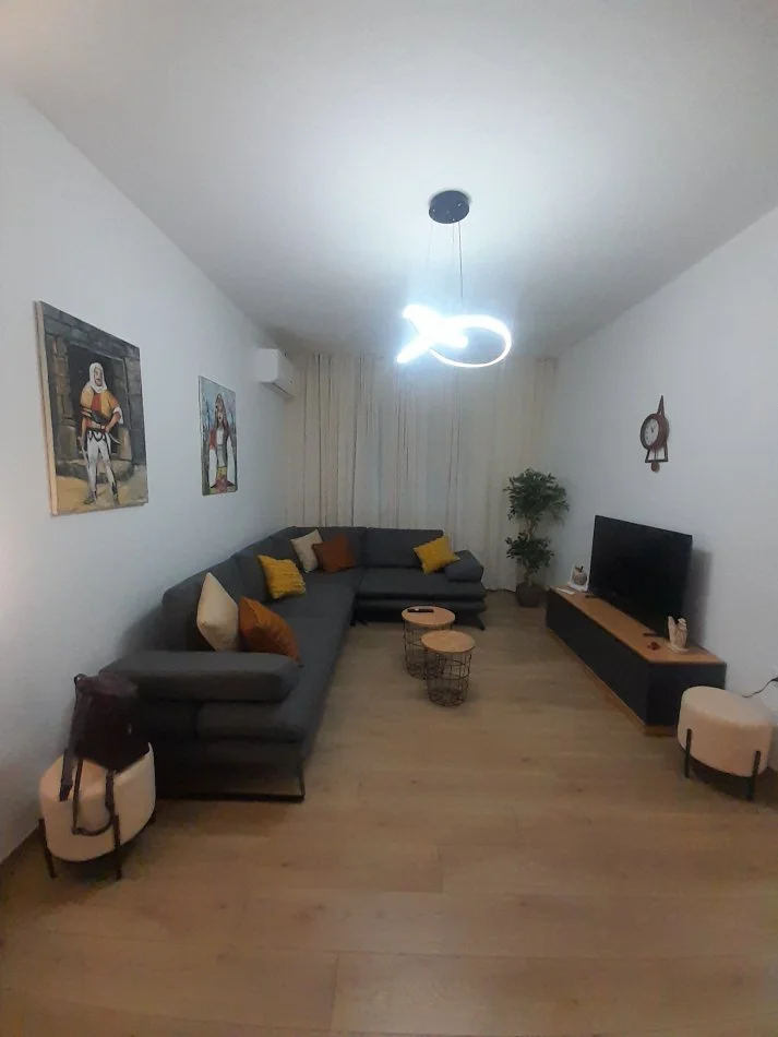 Tirane, jepet me qera apartament 2+1 Kati 2, 90 m² 77.000 Leke te Reja(Pranë Kafe Flora,Midis Rrugës Durresit dhe Mine Peza, Tirane.)