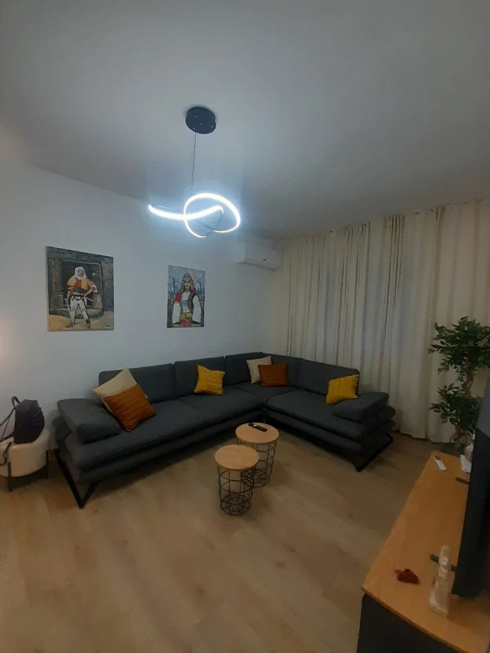 Tirane, jepet me qera apartament 2+1 Kati 2, 90 m² 77.000 Leke te Reja(Pranë Kafe Flora,Midis Rrugës Durresit dhe Mine Peza, Tirane.)