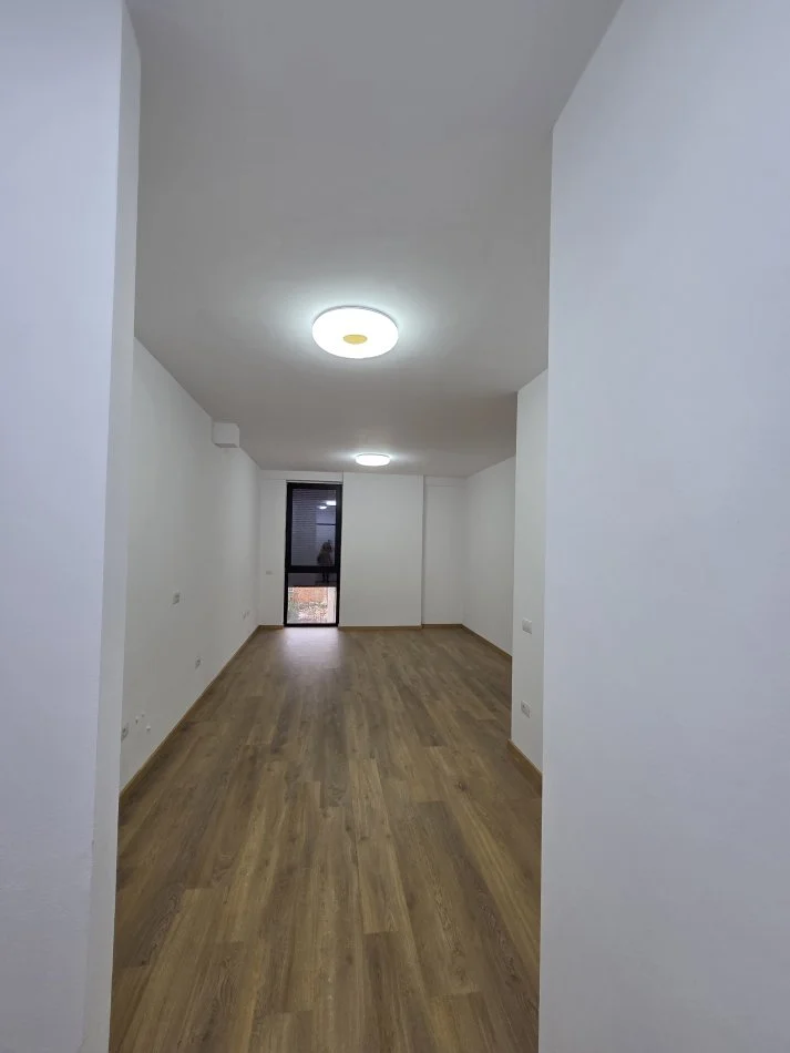 Tirane, shes apartament 1+1 Kati 2, 500€ (Shkolla e Kuqe)