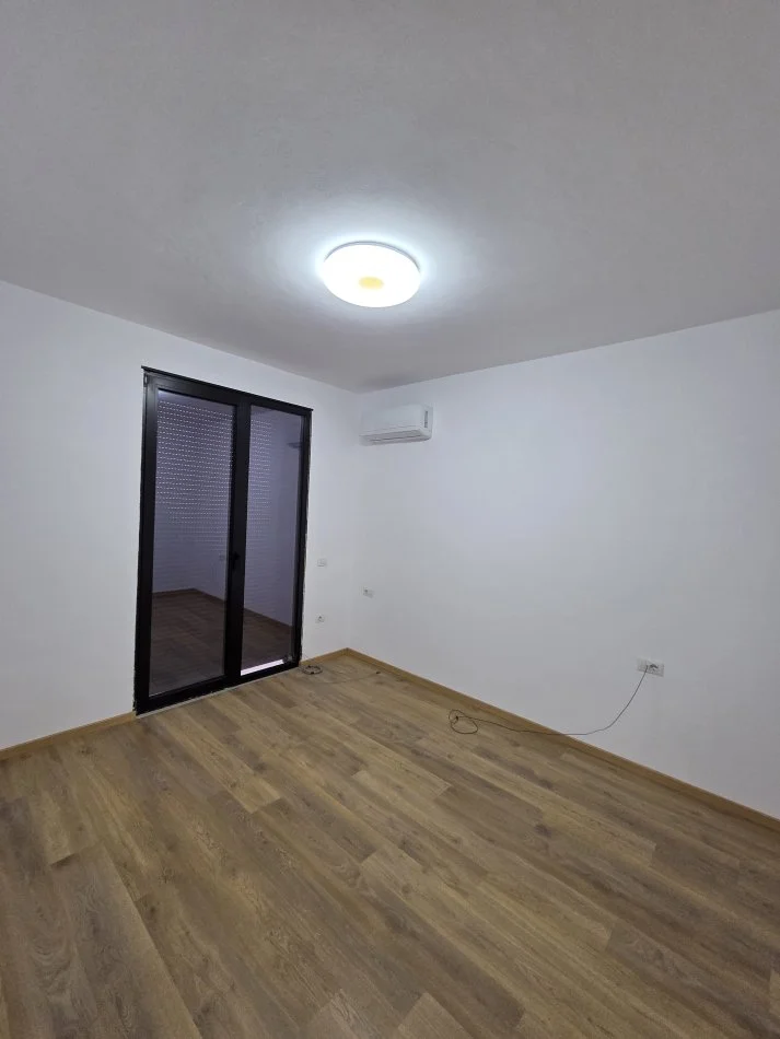 Tirane, shes apartament 1+1 Kati 2, 500€ (Shkolla e Kuqe)