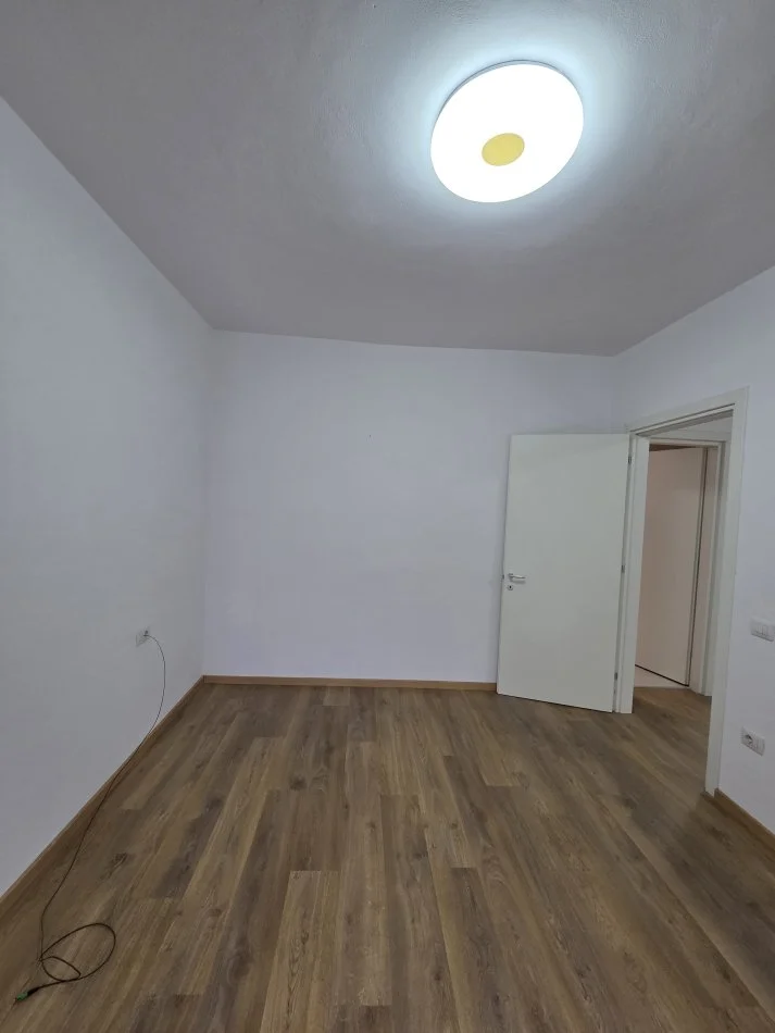 Tirane, shes apartament 1+1 Kati 2, 500€ (Shkolla e Kuqe)