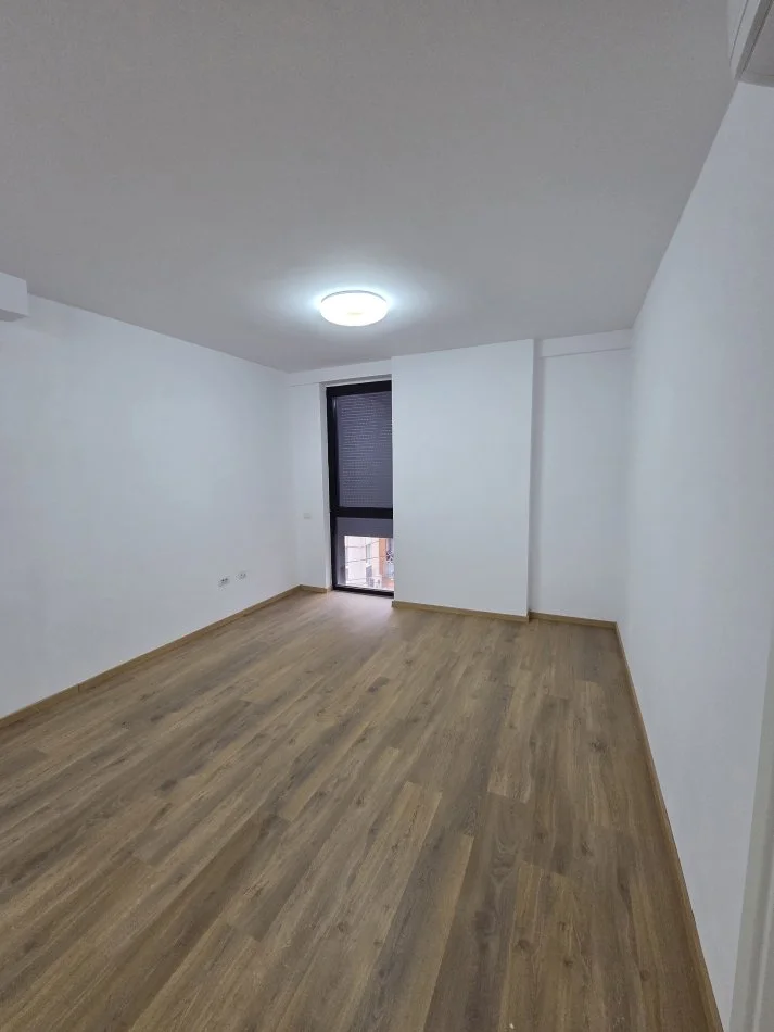 Tirane, shes apartament 1+1 Kati 2, 500€ (Shkolla e Kuqe)