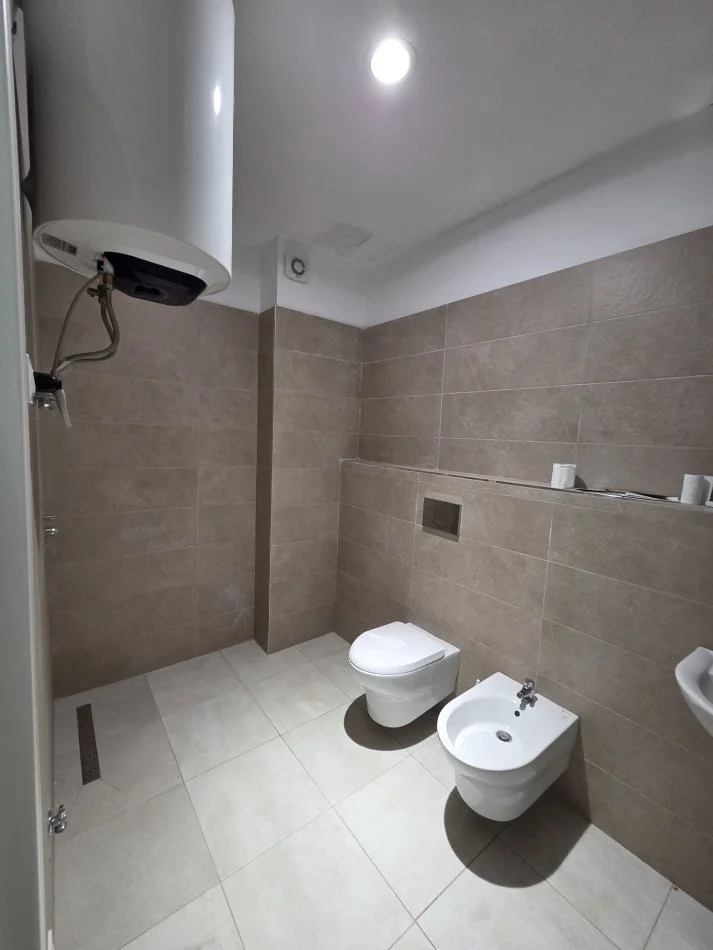 Tirane, shes apartament 1+1 Kati 2, 500€ (Shkolla e Kuqe)