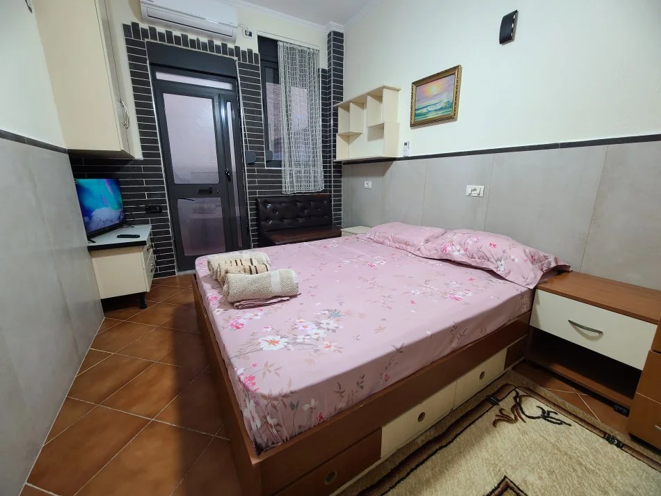 Tirane, jap me qera apartament 1+1+Ballkon Kati 1, 57 m² 410 € (Rruga gjon mili)