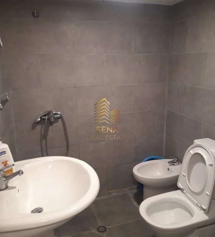 Tirane, jepet me qera apartament 2+1+Ballkon Kati 1, 69 m² 450 € (Fresk, prane shkolles "17 Shkurti")