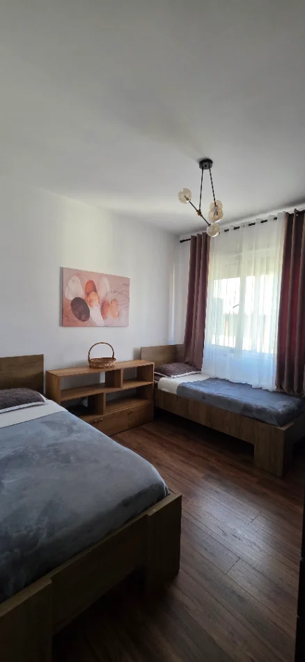 Tirane, jepet me qera apartament 2+1+Aneks+Ballkon Kati 4, 110 m² (Rruga peti)