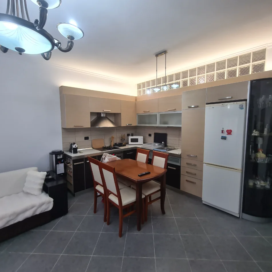 Ne Fresk te Teleferiku, qera 1+1+parkim. Kati 5, 74 m² 450 € (e mobiluar totalisht)