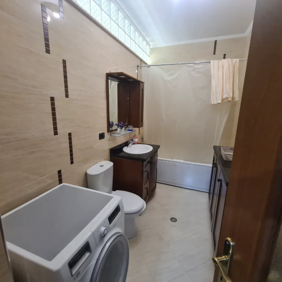 Ne Fresk te Teleferiku, qera 1+1+parkim. Kati 5, 74 m² 450 € (e mobiluar totalisht)