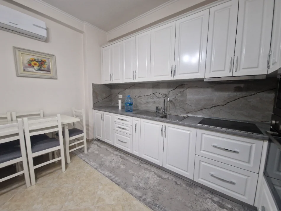 Tirane, jepet me qera apartament 1+1 Kati 1, 70 m² 400 € (Pallatet Cabej)