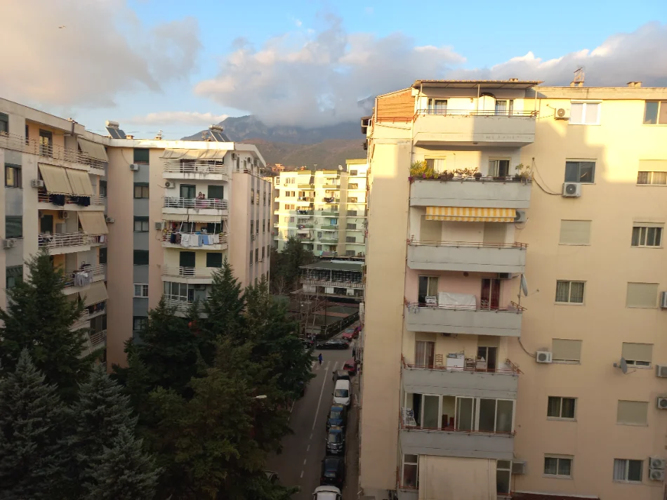 Tirane,Fresku,Shitet Apartament bollshëm 2+1,verand-ballkon,kat7, palat ri 2011,sip.114m², Cmim175'000€, rr.Muhamet Deliu, pranë Sh 9-Vjeçar Qesarak.