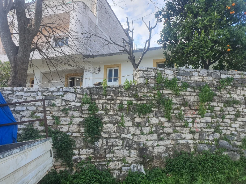 Sarande, shitet 2+1+Aneks+Ballkon ka nevojë per rinovim, 500 m² 100.000 €