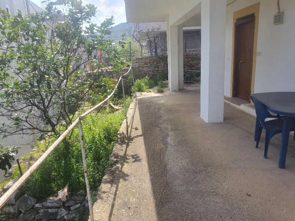 Sarande, shitet 2+1+Aneks+Ballkon ka nevojë per rinovim, 500 m² 100.000 €