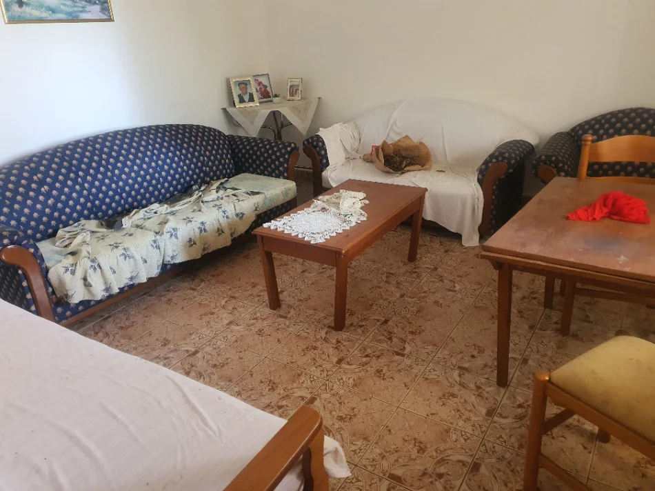 Sarande, shitet 2+1+Aneks+Ballkon ka nevojë per rinovim, 500 m² 100.000 €