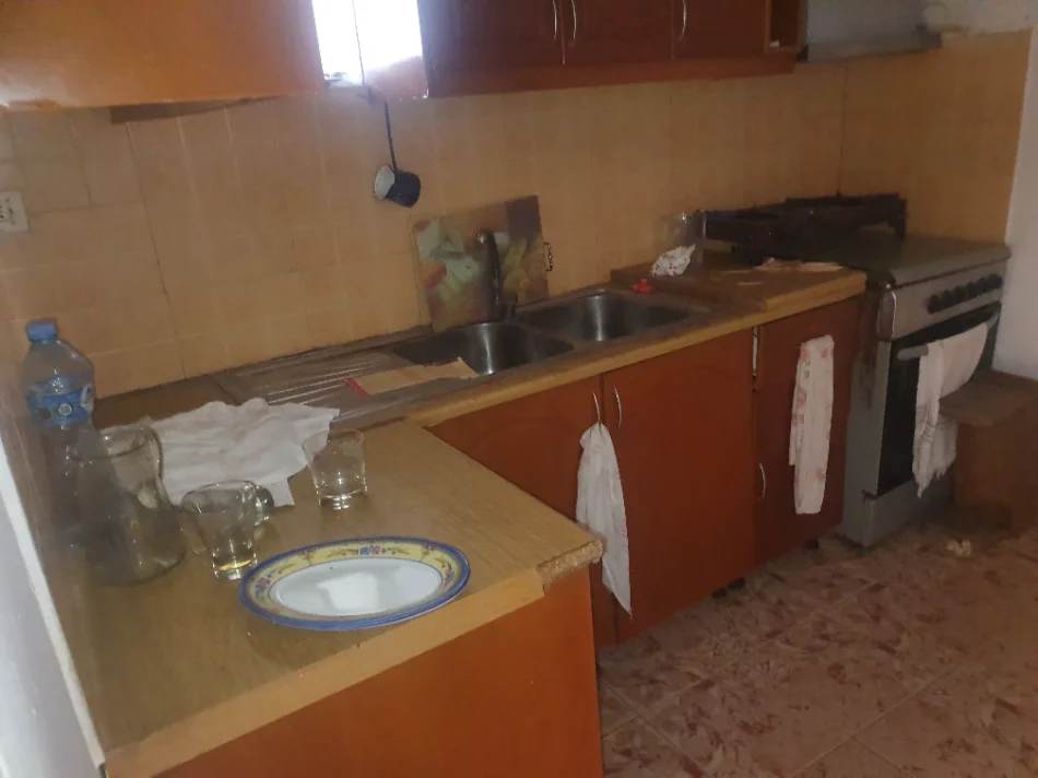 Sarande, shitet 2+1+Aneks+Ballkon ka nevojë per rinovim, 500 m² 100.000 €