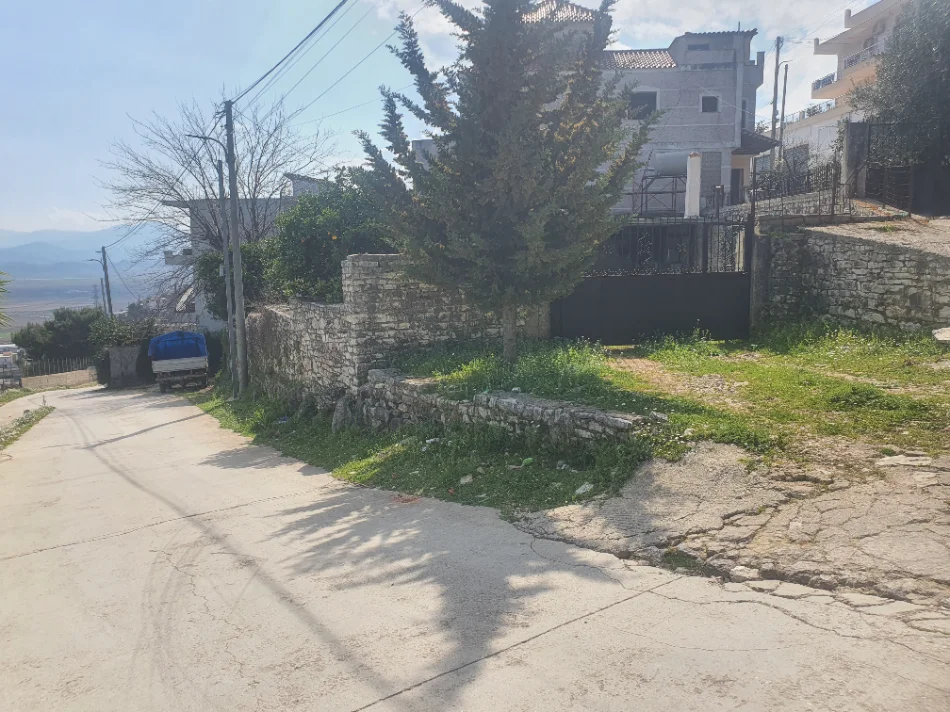 Sarande, shitet 2+1+Aneks+Ballkon ka nevojë per rinovim, 500 m² 100.000 €