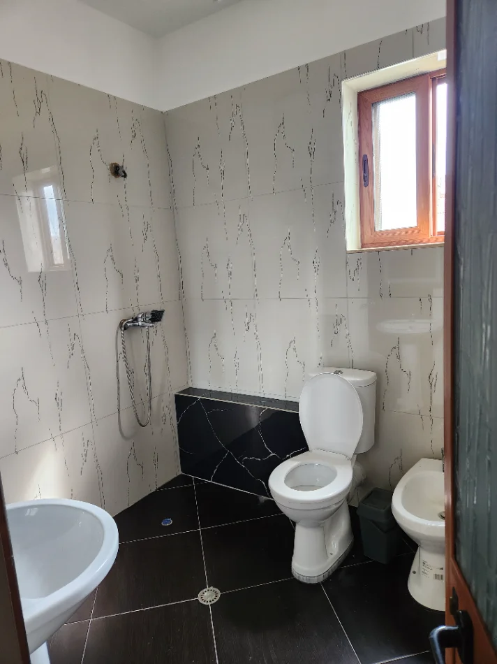 Tirane, jepet me qera shtepi 1+1+Ballkon Kati 2, 55 m² 450 € (Rruga stavri themeli)