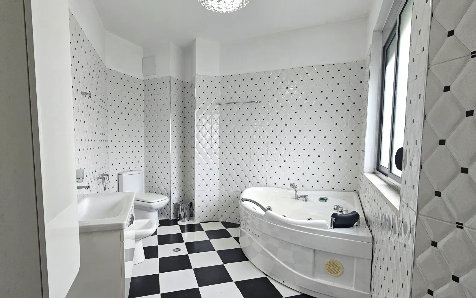 Tirane, shitet apartament 3+1 Kati 2, 211 m² 350.000 € (PRANË PARKUT TË LIQENIT)