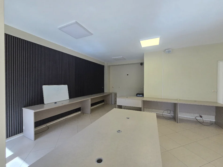Tirane, jepet me qera zyre Kati 3, 140 m² 1.100 € (Rruga Karl Gega)
