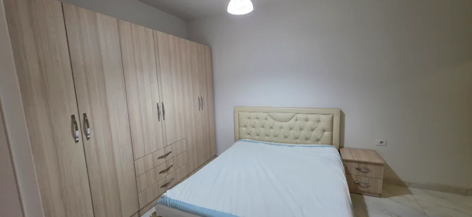 Tirane, jepet me qera apartament 2+1+Aneks+Ballkon , 75 m² 550 € (Rruga Bedri Karapici)