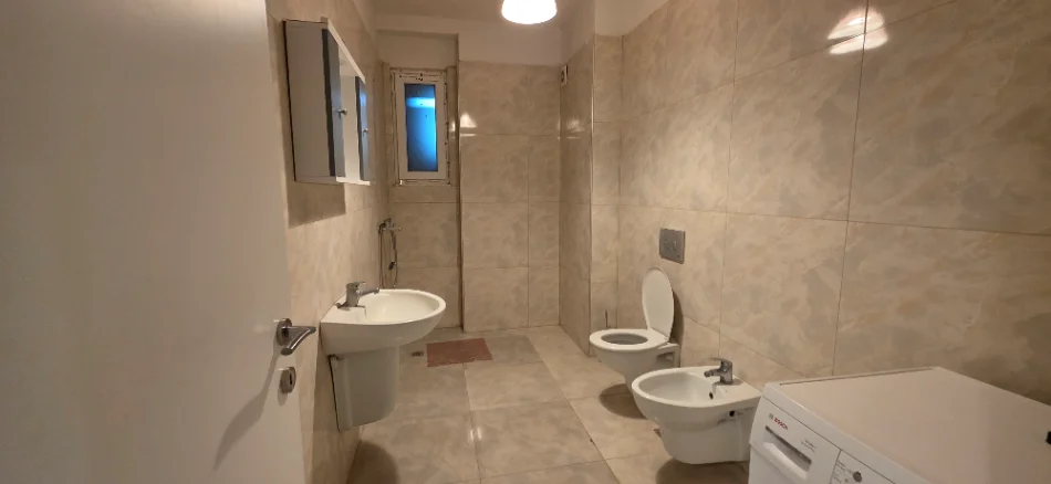 Tirane, jepet me qera apartament 2+1+Aneks+Ballkon , 75 m² 550 € (Rruga Bedri Karapici)