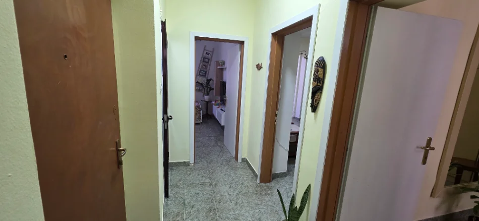 Tirane, jepet me qera apartament duplex 2+1+Aneks+Ballkon Kati 1, 100 m² 650 € (Stadiumi Dinamo)