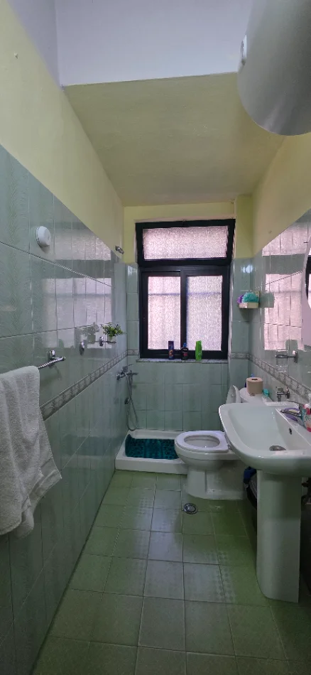 Tirane, jepet me qera apartament duplex 2+1+Aneks+Ballkon Kati 1, 100 m² 650 € (Stadiumi Dinamo)