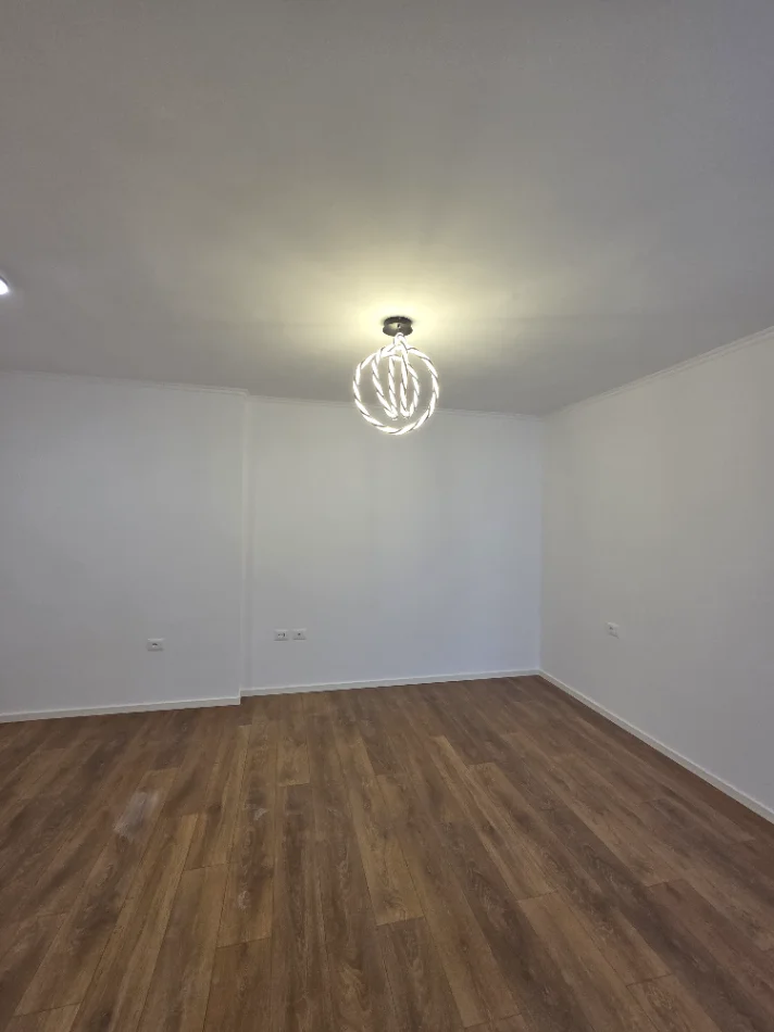 Tirane, shiten 2  garsoniere , (Stadiumi Dinamo)